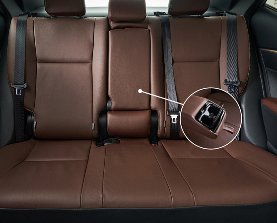 Comfortable rear armrest with cupholders